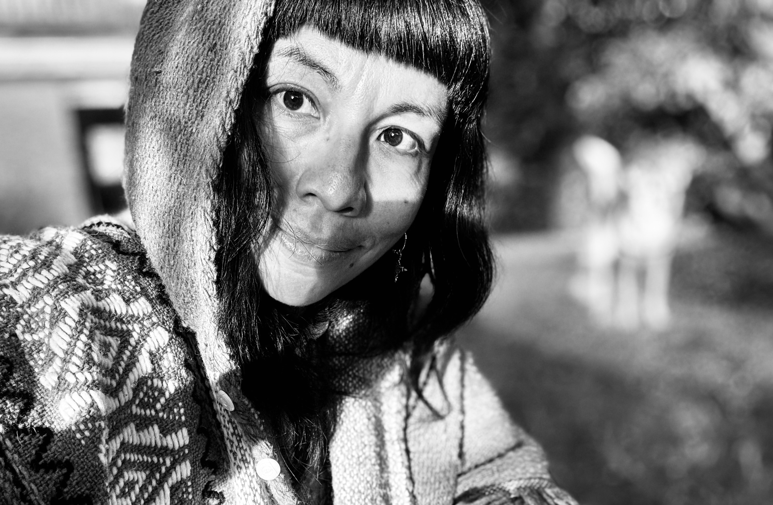 Angela — portret, zwart-wit, in handgeweven kledij