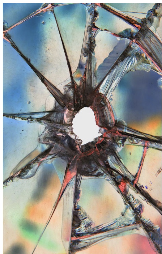 Gebroken glas met prismatische breuklijnen — de sluier die scheurt