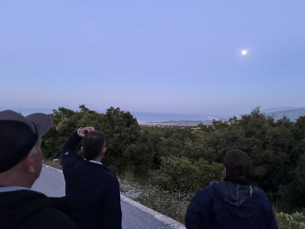 Drie figuren bij avondlicht — drempelmoment
