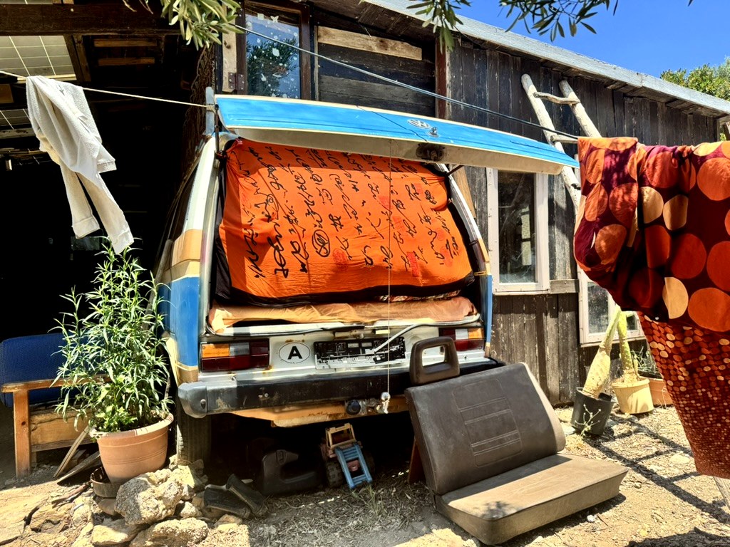 Vintage VW-bus met geweven kledij — lived-in spaces