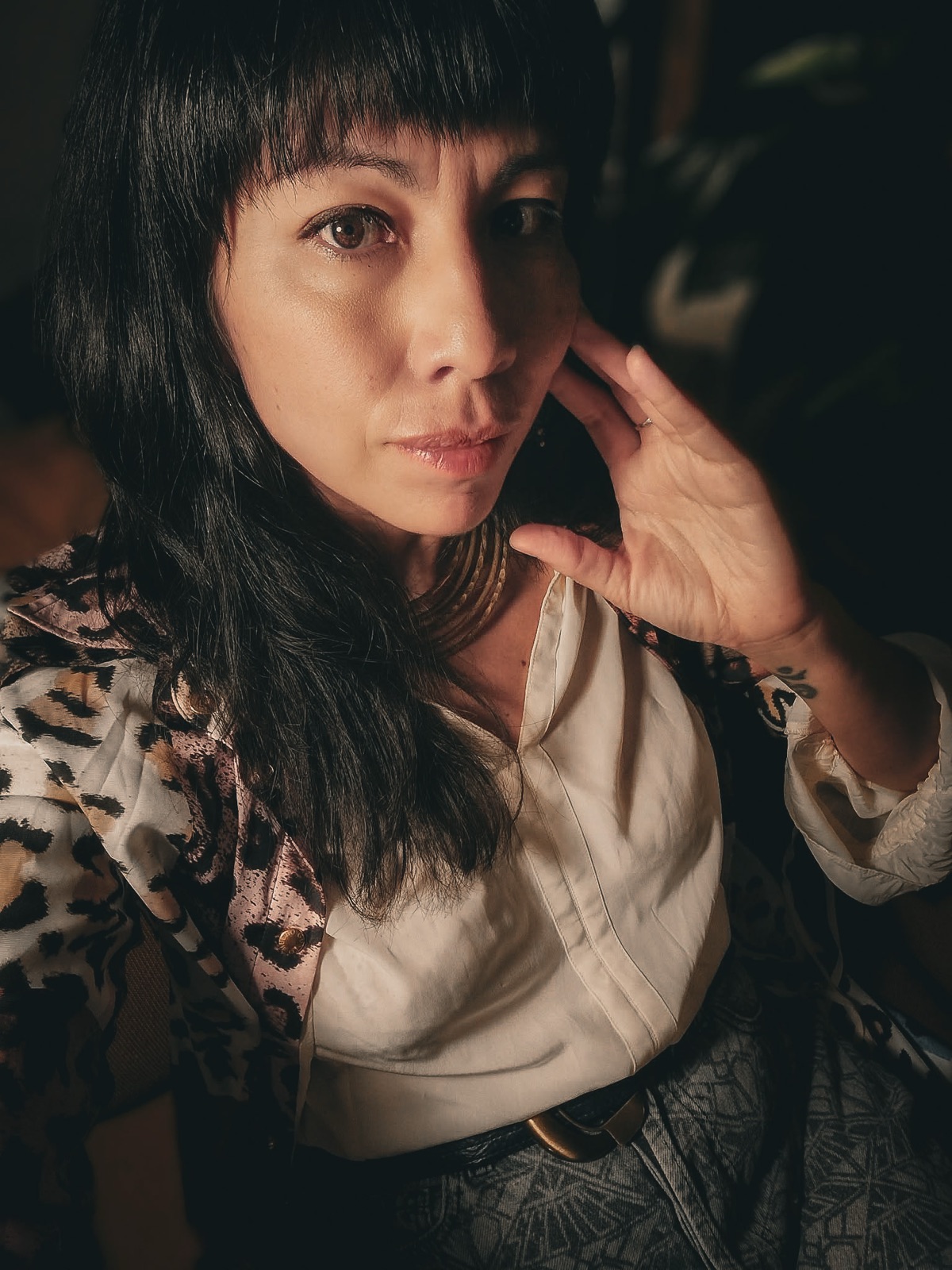 Angela — portret in warm avondlicht, hand aan haar wang